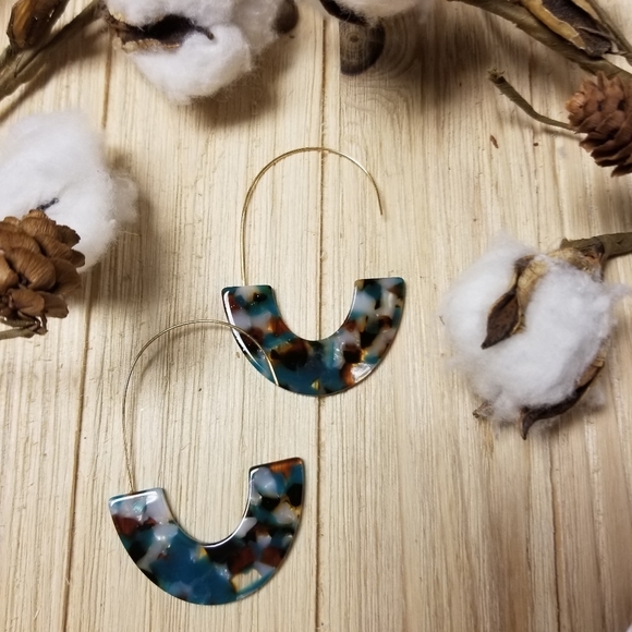 Beautiful TURQUOISE crushed shell hook earrings - Picture 4 of 7